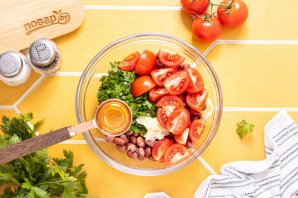 Салат с сухариками и фасолью Салат с сухариками и фасолью