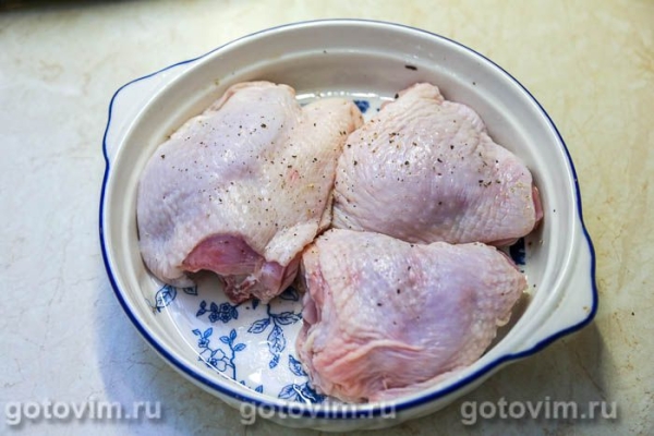 Куриные бедра с сырным соусом горгонзола и грецкими орехами