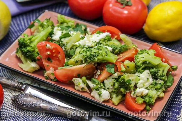 Овощной салат из брокколи с помидорами и моцареллой Овощной салат из брокколи с помидорами и моцареллой