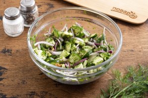 Салат по-грузински из огурцов и зелени Салат по-грузински из огурцов и зелени