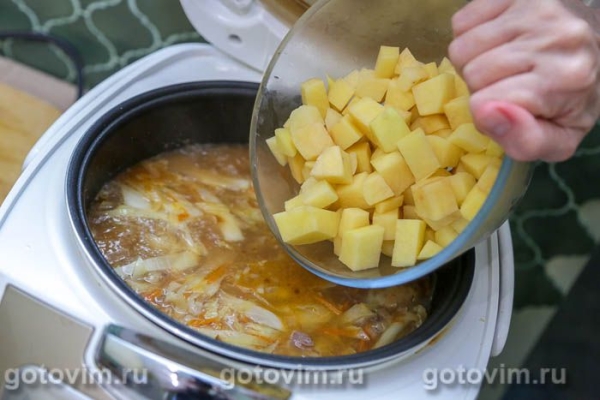 Рубиновый борщ с маринованной свёклой в мультиварке
