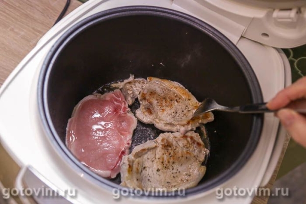Свиные отбивные, обжаренные в мультиварке с помидорами и моццарелой