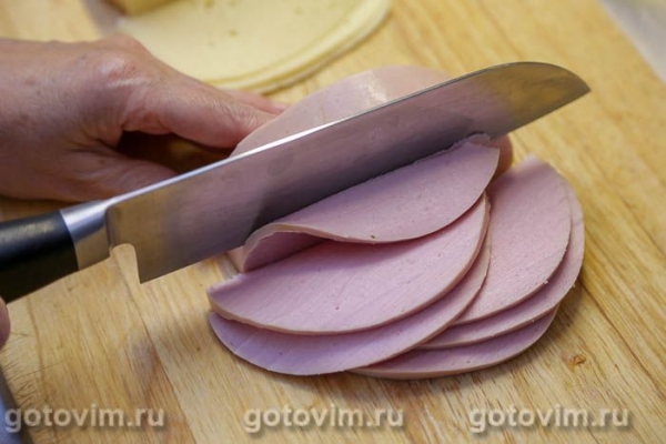 Арканзасский сэндвич с жареной колбасой и чипсами Арканзасский сэндвич с жареной колбасой и чипсами