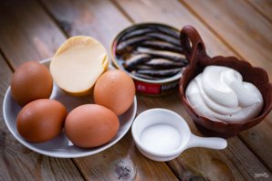 Яйца фаршированные шпротами Яйца фаршированные шпротами