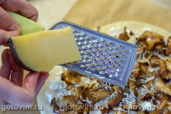 Пицца с лисичками и сыром с голубой плесенью