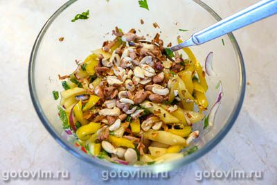 Тайский салат из зеленого манго с арахисом