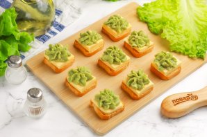 Канапе с сыром, авокадо и семгой Канапе с сыром, авокадо и семгой