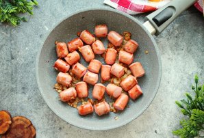 Сосиски в томатном соусе с рисом Сосиски в томатном соусе с рисом