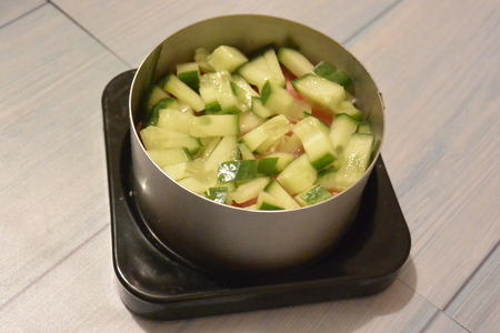 Салат с моцареллой, помидорами и огурцами Салат с моцареллой, помидорами и огурцами