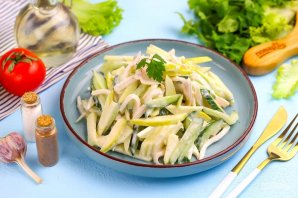 Салат с кальмаром, огурцом и яблоком