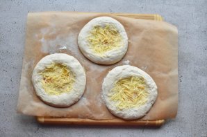 Пицца с соусом песто и яйцом Пицца с соусом песто и яйцом