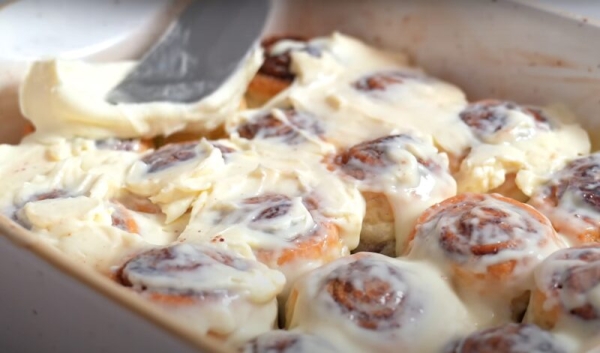 Невероятно вкусно: ароматная выпечка из слоеного теста. «Синнабоны» с корицей и кремом из маскарпоне. Невероятно вкусно: ароматная выпечка из слоеного теста. «Синнабоны» с корицей и кремом из маскарпоне.