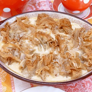 Блинная запеканка с творогом и вишней