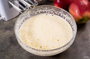 Шарлотка с яблоками и корицей