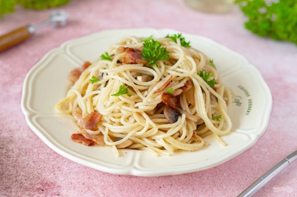 Спагетти с беконом и грибами Спагетти с беконом и грибами