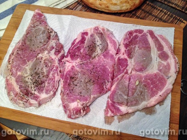 Стейк из свиной шейки с лимоном, перцем и чесноком на сковроде Стейк из свиной шейки с лимоном, перцем и чесноком на сковроде