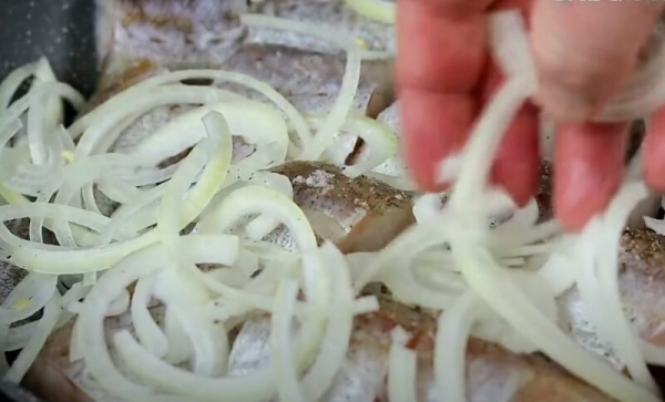 Нежный минтай с луком за 20 минут. Тает во рту и всегда нарасхват: теперь готовлю только так Нежный минтай с луком за 20 минут. Тает во рту и всегда нарасхват: теперь готовлю только так