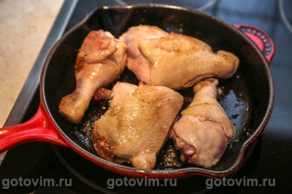 Куриные бедра с виноградом и вермутом, запеченные в духовке