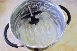 Бисквитный рулет с кремом из сливок Бисквитный рулет с кремом из сливок