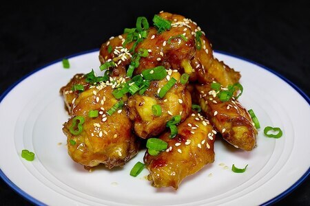 Куриные крылышки на сковороде в пиве Куриные крылышки на сковороде в пиве