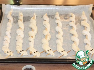 Змейки из слоеного теста с начинкой