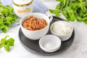 Крем из вареной сгущенки и сметаны Крем из вареной сгущенки и сметаны