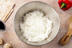 Фунчоза с курицей и шампиньонами Фунчоза с курицей и шампиньонами