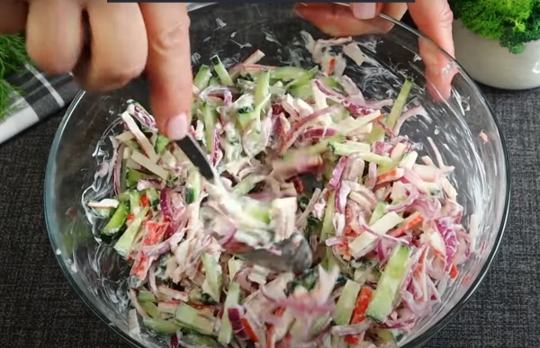 Крабовый салат «по-новому». 2 вкусных рецепта на все случаи жизни Крабовый салат «по-новому». 2 вкусных рецепта на все случаи жизни