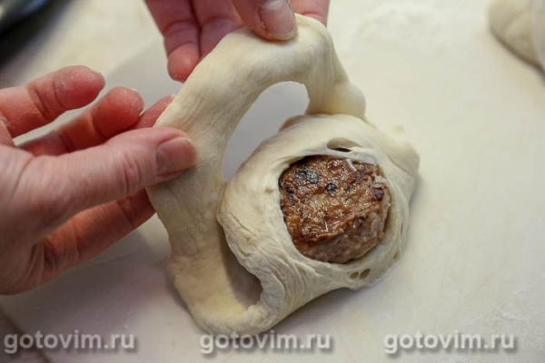 Булочка-плетенка с котлетой