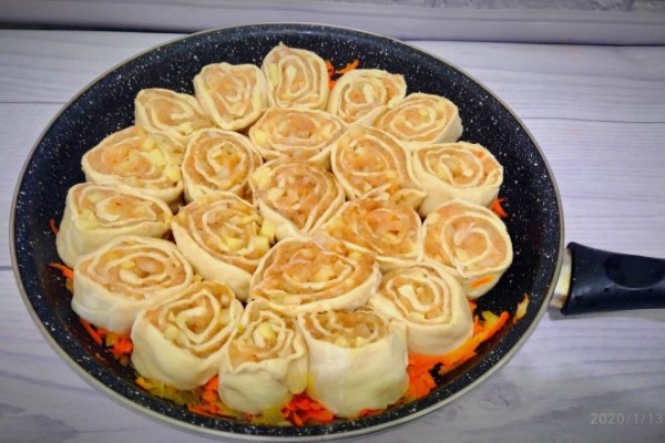 Рулетики из теста с фаршем и картофелем Рулетики из теста с фаршем и картофелем