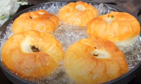 Профессиональный повар научил так готовить беляши. Теста замешиваю, а руками не касаюсь Профессиональный повар научил так готовить беляши. Теста замешиваю, а руками не касаюсь