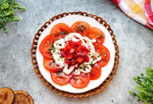 Страчателла с клубникой и томатами Страчателла с клубникой и томатами