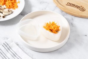 Онигири с корейской морковью Онигири с корейской морковью