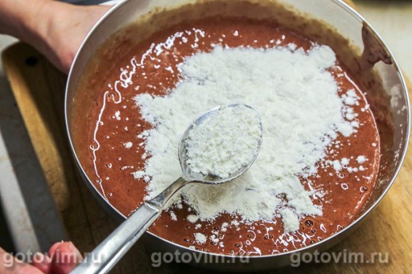 Печеночный торт с карамелизированным луком и клюквой