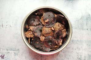 Грузди на зиму горячим способом Грузди на зиму горячим способом