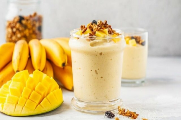 Смузи из манго, бананов и ананаса на ореховом молоке Смузи из манго, бананов и ананаса на ореховом молоке