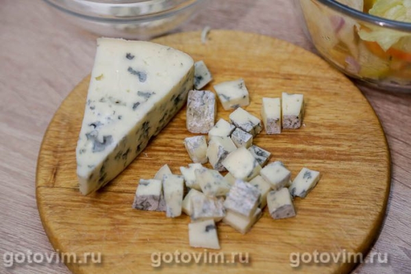 Салат из языка с овощами и сыром с голубой плесенью