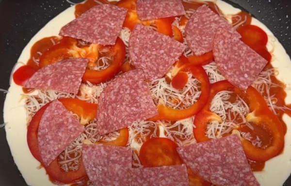 Пицца на сковороде без замеса теста: готовим идеальный завтрак за 25 минут. Вся семья будет в восторге!