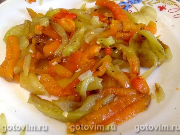 Спагетти с печёным перцем и сыром страчателла