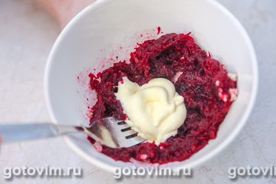 Тартинки из картофеля с соленой сельдью и свеклой Тартинки из картофеля с соленой сельдью и свеклой