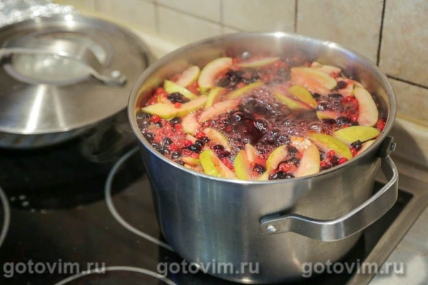 Компот с яблоками, красной и черной смородиной