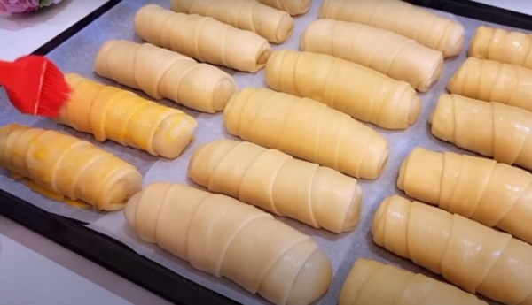 Когда денег нет, а до зарплаты далеко. Очень красивая и вкусная выпечка: нежные пирожки рогалики Когда денег нет, а до зарплаты далеко. Очень красивая и вкусная выпечка: нежные пирожки рогалики