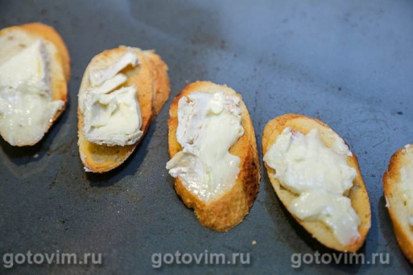 Брускетта с камамбером и клюквой Брускетта с камамбером и клюквой
