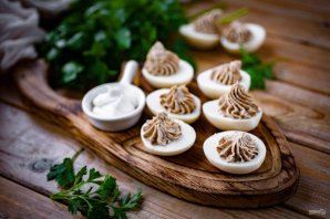 Яйца фаршированные шпротами Яйца фаршированные шпротами