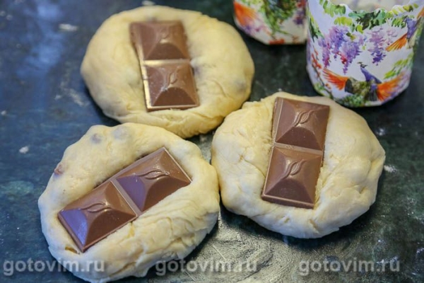 Кулич с изюмом и шоколадной начинкой Кулич с изюмом и шоколадной начинкой