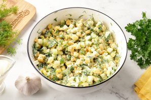 Салат с яйцом, сыром, кукурузой и огурцом