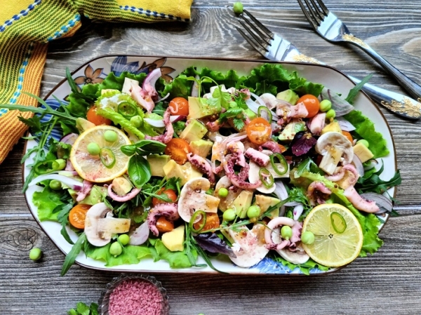 Салат с кальмаром, авокадо и свежими шампиньонами Салат с кальмаром, авокадо и свежими шампиньонами