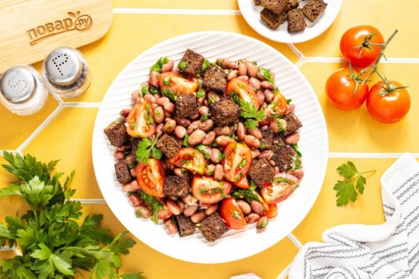 Салат с сухариками и фасолью Салат с сухариками и фасолью