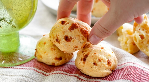 Бразильские сырные шарики pão de queijo, пошаговый рецепт с фото на 488 ккал Бразильские сырные шарики pão de queijo, пошаговый рецепт с фото на 488 ккал