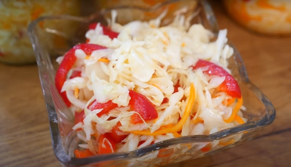 Такой салат из капусты должен быть в арсенале у каждый хозяйки. Все максимально просто и быстро